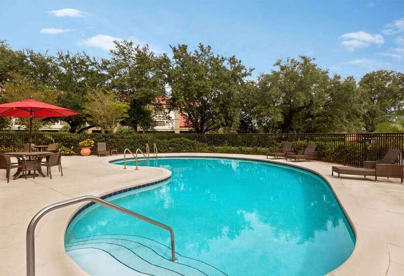 בית מלון כפרי Ramada By Wyndham Suites Orlando Airport