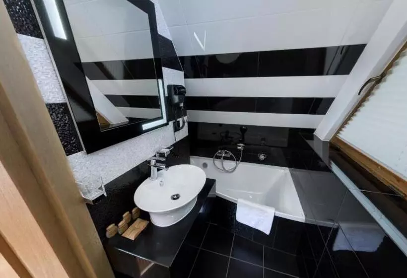 Majatalo Novobilski   Pod Wyciągiem Bania I Kotelnica, Obok Termy Bania