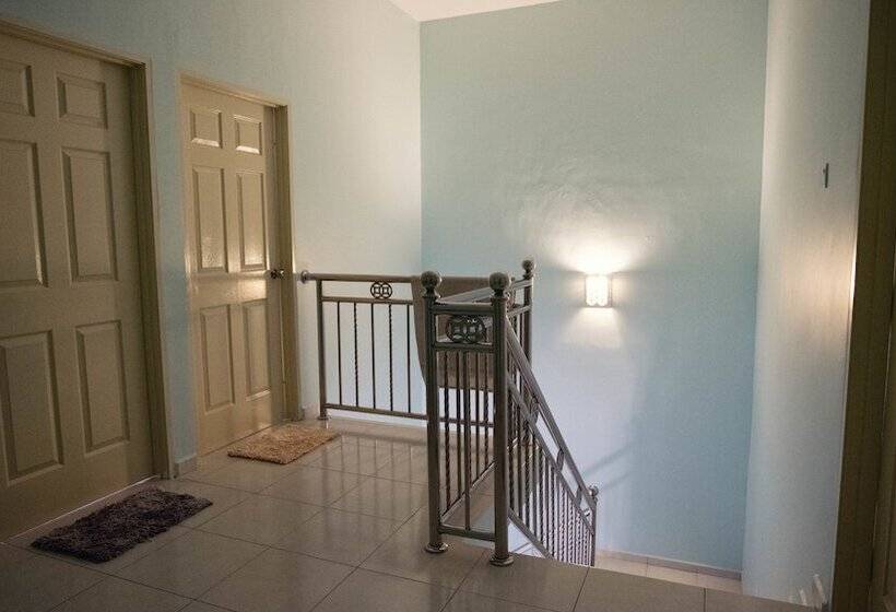 Holidayhome 188 Taman Sejati Suria