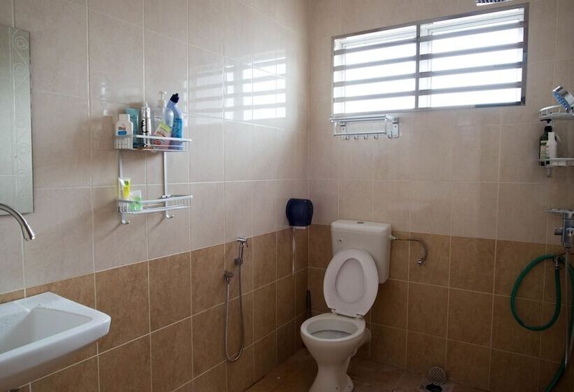 Holidayhome 188 Taman Sejati Suria