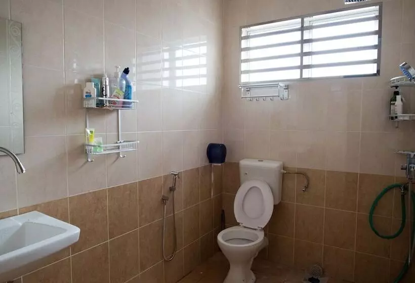 Holidayhome 188 Taman Sejati Suria