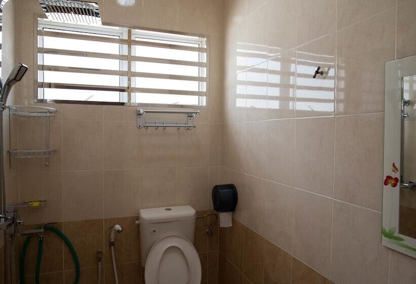 Holidayhome 188 Taman Sejati Suria