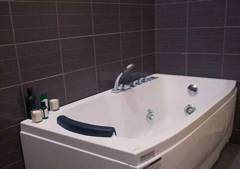 ホテル Turista Canlubang