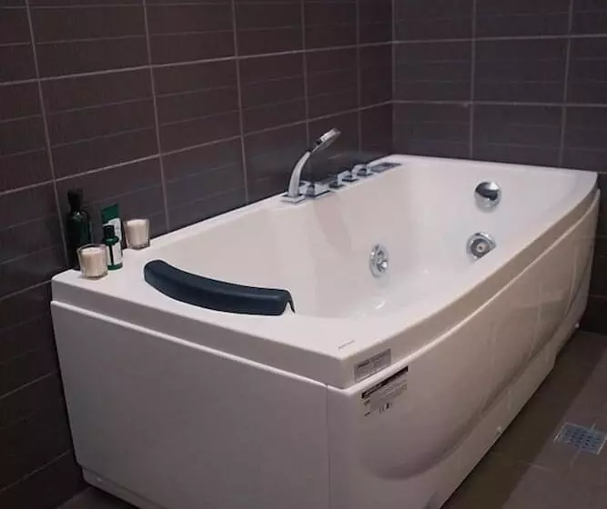 ホテル Turista Canlubang