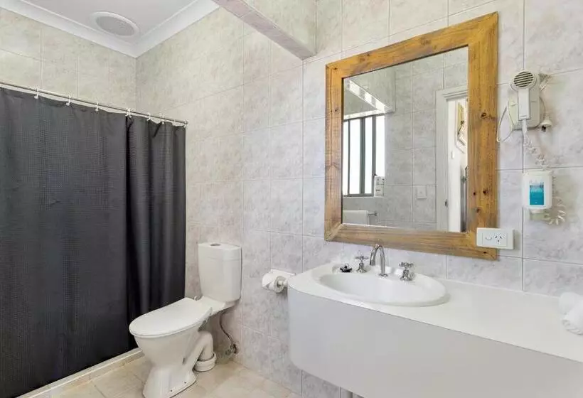 Coast Motel And Apartments