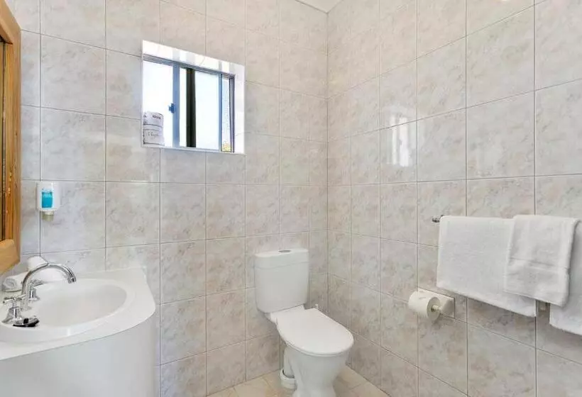 Coast Motel And Apartments