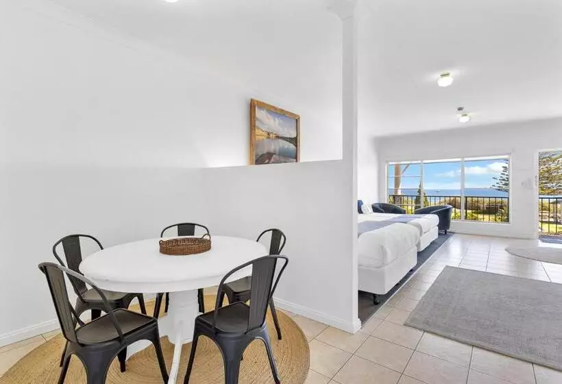 Coast Motel And Apartments