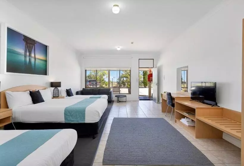 Coast Motel And Apartments