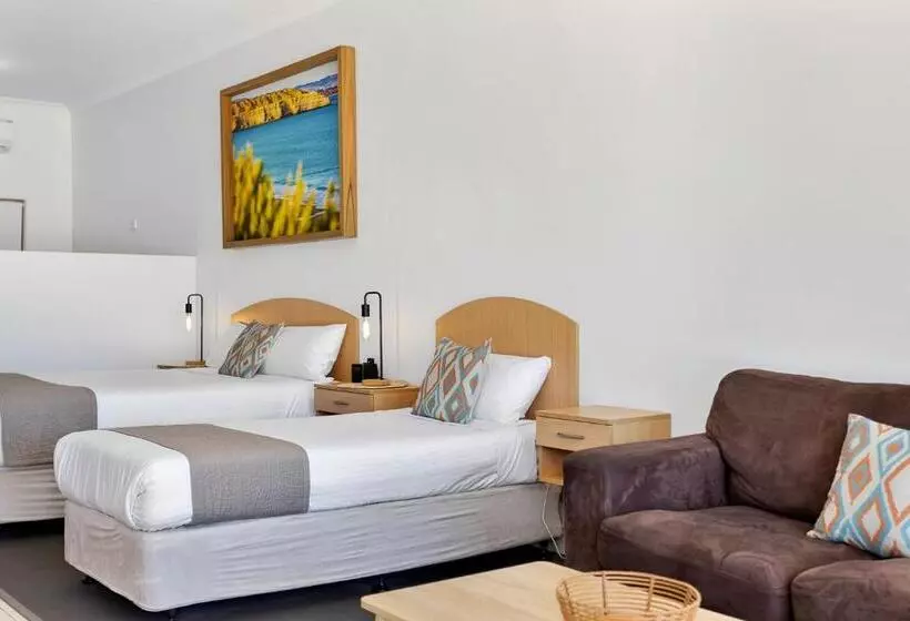 Coast Motel And Apartments