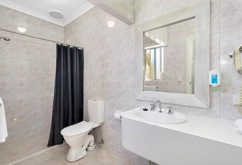 Coast Motel And Apartments