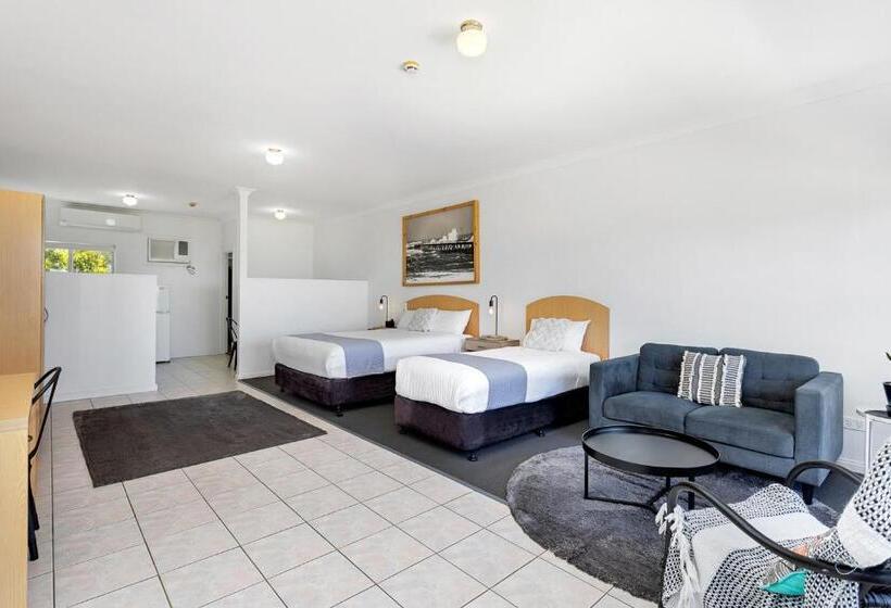 Coast Motel And Apartments