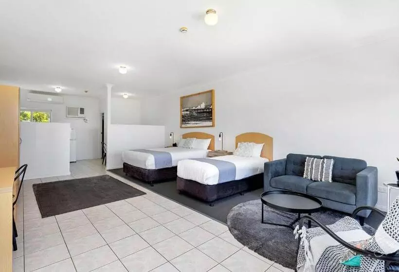 Coast Motel And Apartments