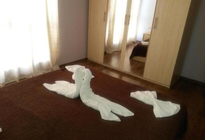 هتل Black Sea   Breakfast, Pool & Free Parking