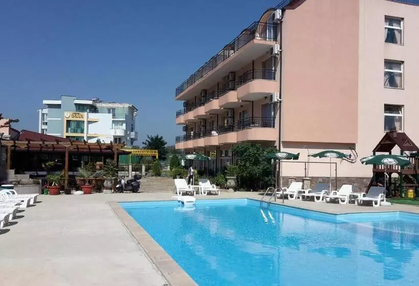 ホテル Black Sea   Breakfast, Pool & Free Parking