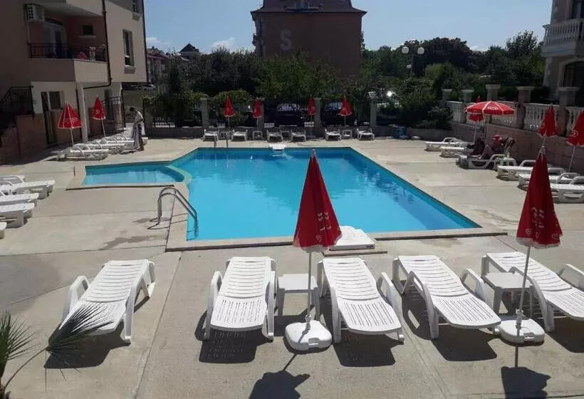 ホテル Black Sea   Breakfast, Pool & Free Parking