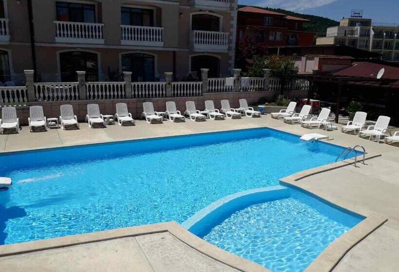 هتل Black Sea   Breakfast, Pool & Free Parking