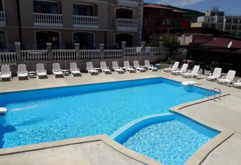 ホテル Black Sea   Breakfast, Pool & Free Parking