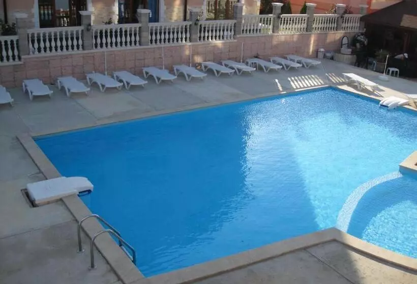 ホテル Black Sea   Breakfast, Pool & Free Parking
