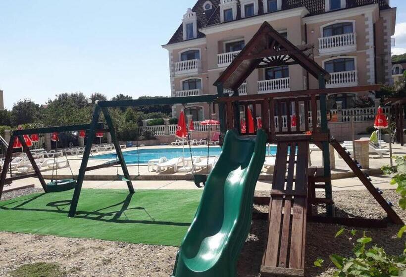 هتل Black Sea   Breakfast, Pool & Free Parking