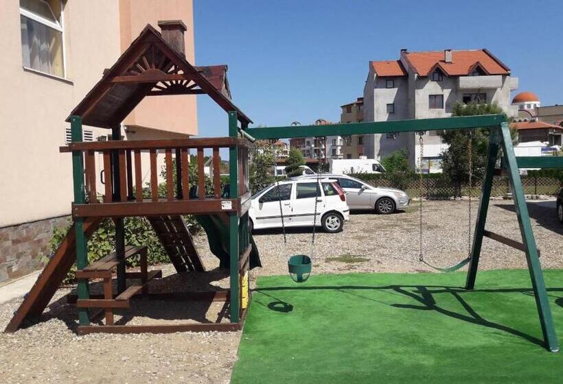 هتل Black Sea   Breakfast, Pool & Free Parking