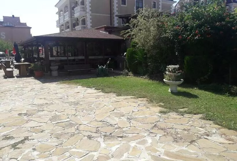 ホテル Black Sea   Breakfast, Pool & Free Parking
