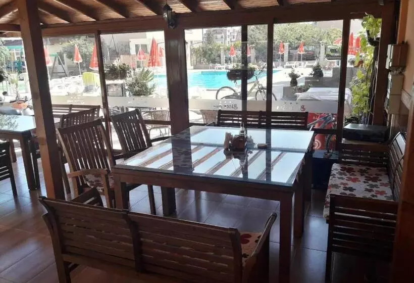 ホテル Black Sea   Breakfast, Pool & Free Parking