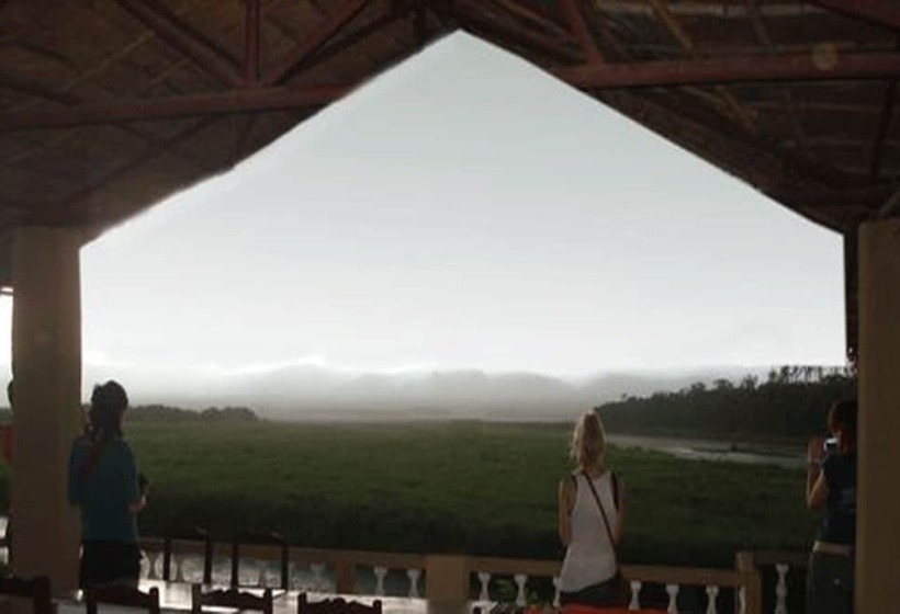 هتل Chitwan Tiger Camp