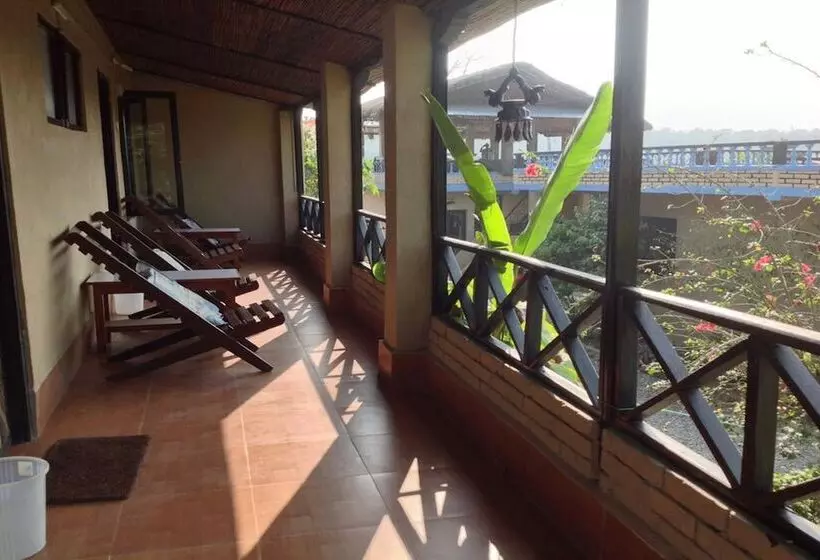 هتل Chitwan Tiger Camp