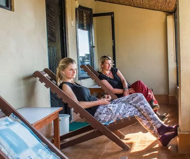 هتل Chitwan Tiger Camp