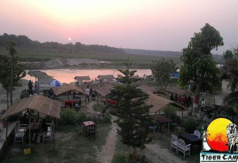 هتل Chitwan Tiger Camp