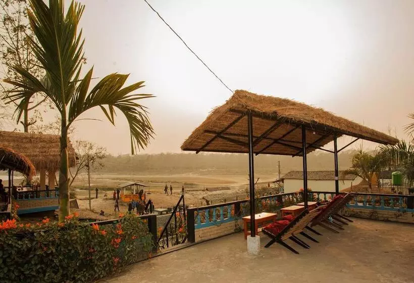 هتل Chitwan Tiger Camp