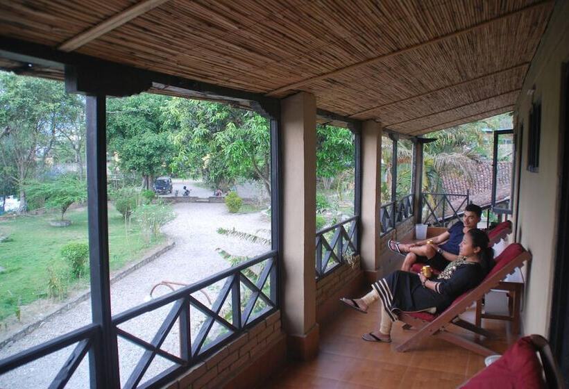 هتل Chitwan Tiger Camp