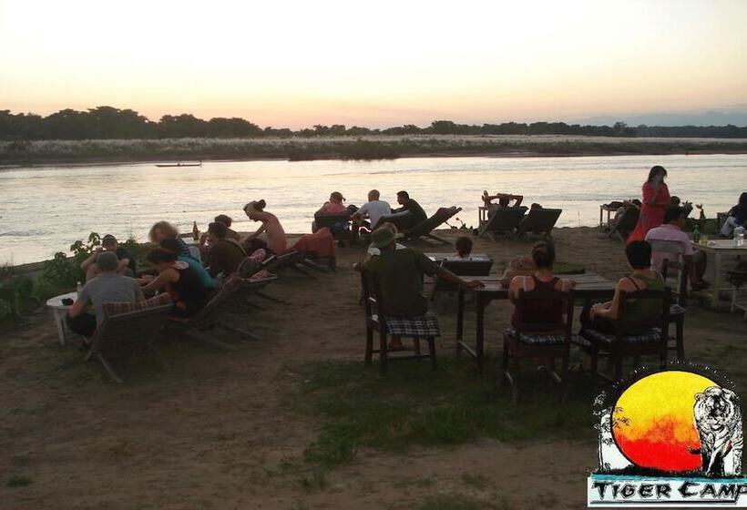 هتل Chitwan Tiger Camp