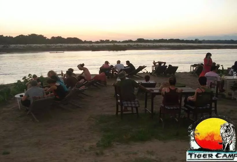 هتل Chitwan Tiger Camp