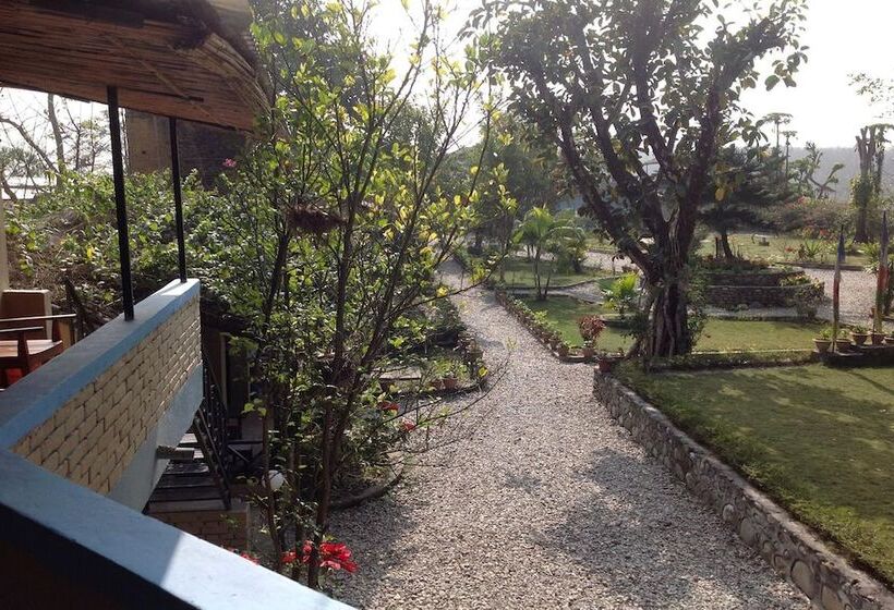 هتل Chitwan Tiger Camp