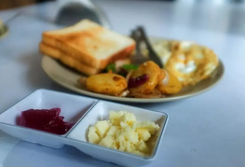 هتل Chitwan Tiger Camp