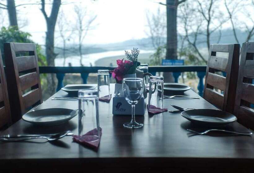 هتل Chitwan Tiger Camp