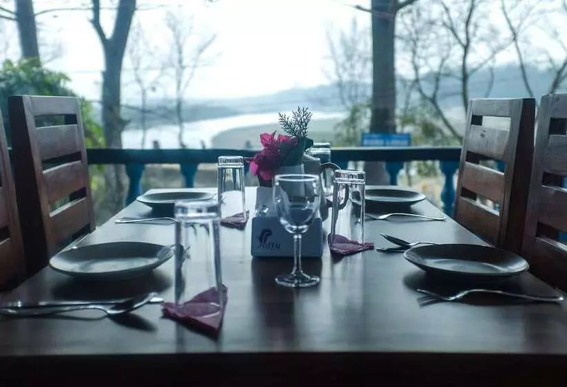 هتل Chitwan Tiger Camp