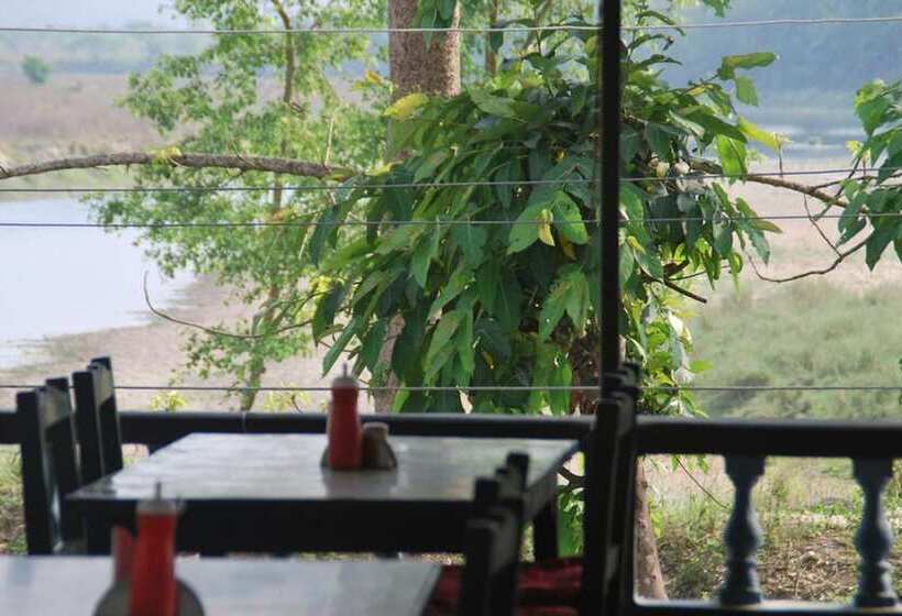 هتل Chitwan Tiger Camp