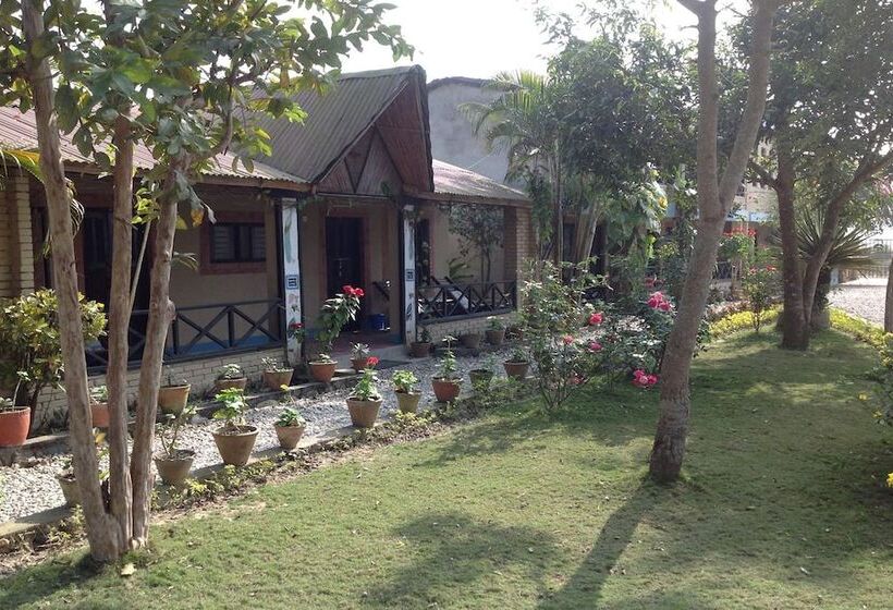 هتل Chitwan Tiger Camp