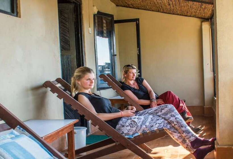 هتل Chitwan Tiger Camp