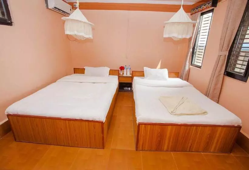 هتل Chitwan Tiger Camp