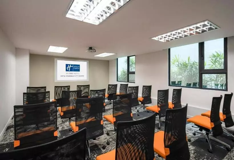 Hotelli Holiday Inn Express Kota Kinabalu City Centre By Ihg