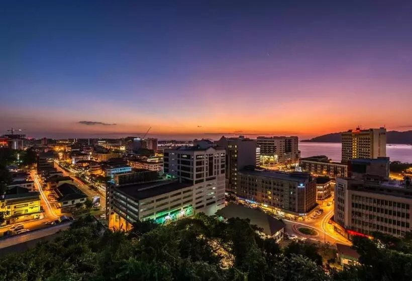 Hotelli Holiday Inn Express Kota Kinabalu City Centre By Ihg