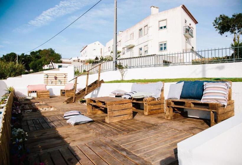 پانسیون Zulla Nazaré`s Surf Village