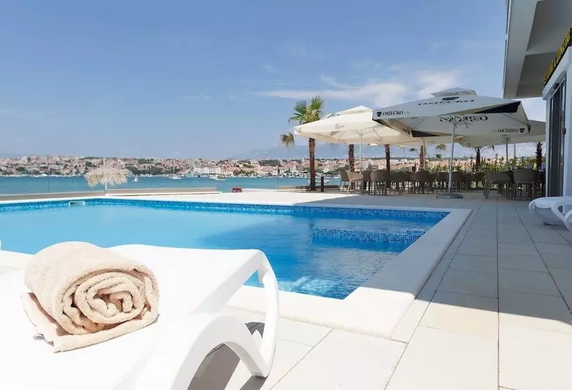 Kaneo Beach Hotel Novalja