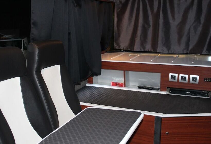 Les Cars Hotels   Hostel