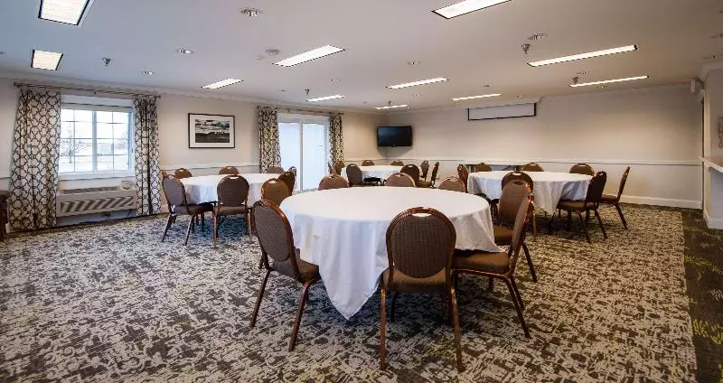 Отель Best Western Plus University Park Inn & Suites