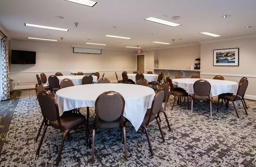 Отель Best Western Plus University Park Inn & Suites