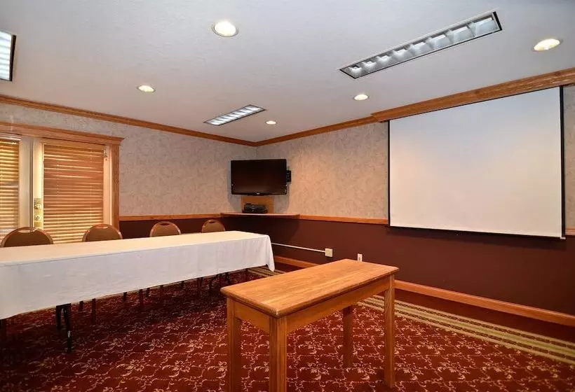 Отель Best Western Plus University Park Inn & Suites